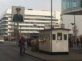 Z nkup na Friedrichstrasse se projdte a ke kontrolnmu bodu Charlie. Ten...