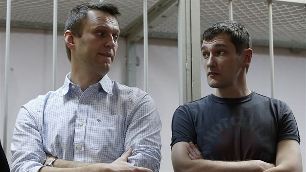 Ruský opoziční bloger Alexej Navalnyj (vlevo) a jeho bratr Oleg před moskevským soudem (30. prosince 2014)