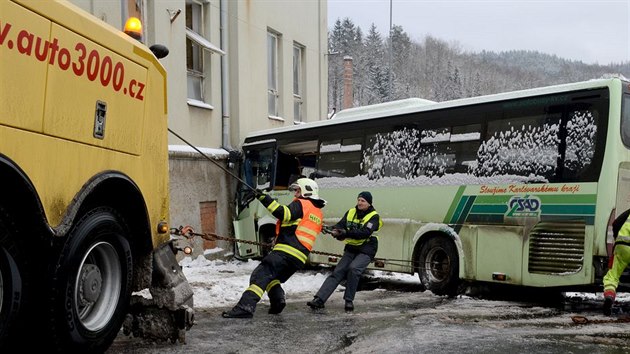 Autobus narazil v Lokti do domu a pokodil plynovou ppojku.