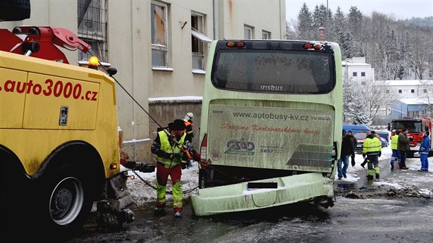 Autobus narazil v Lokti do domu a pokodil plynovou ppojku.