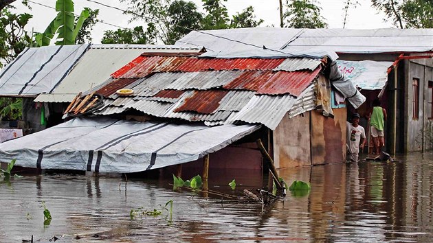 Na jihu Filipn udeila boue Seniang (30. prosince 2014).