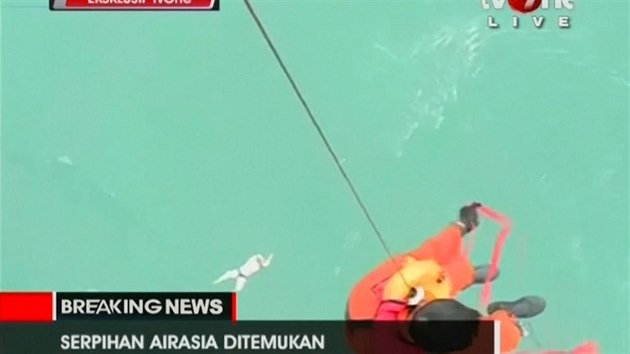 Zchran se spout z vrtulnku k tlu nalezenmu pobl pobe Bornea, nejspe prvn z obt ztracenho letu spolenosti AirAsia.