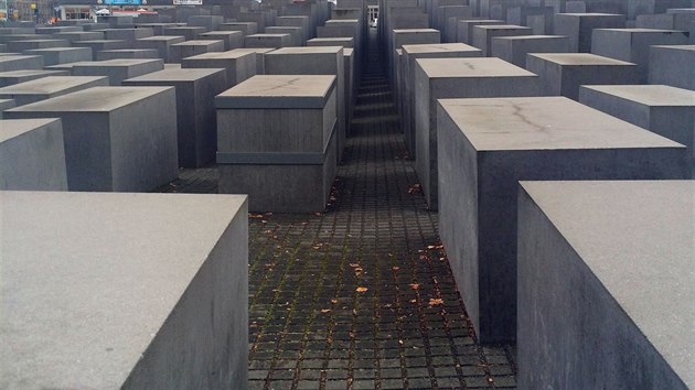 Mezi ulicemi Cora Berliner Strasse a Ebertstrasse byl ped deseti lety postaven Holocaust Mahnmal - pamtnk zavradench id za 2. svtov vlky. Mezi jednotlivmi betonovmi kvdry mete prochzet.