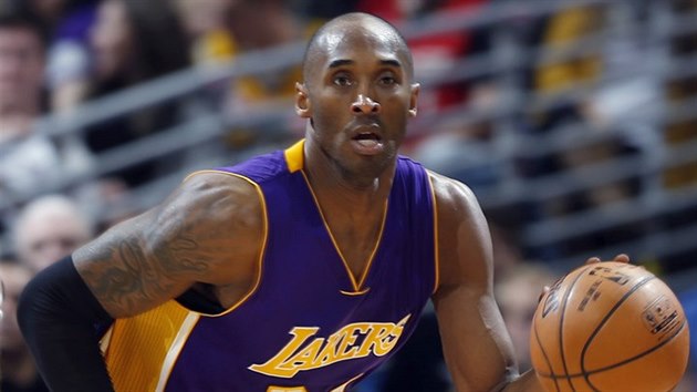 Kobe Bryant z LA Lakers uhn k denverskmu koi.