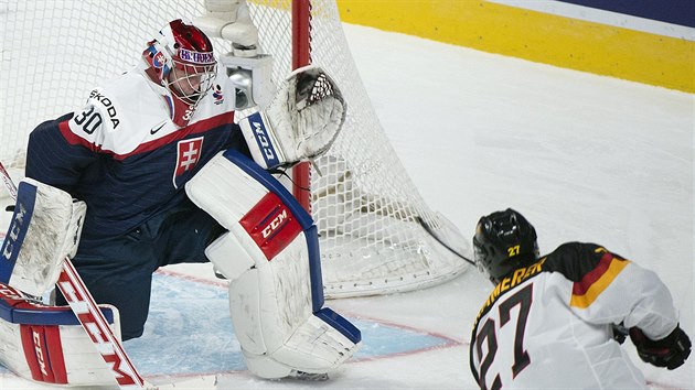 Slovensk juniorsk brank Denis Godla zasahuje proti Maximilianu Kammererovi z Nmecka.