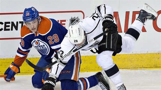 Jarret Stoll (v blm) z Los Angeles pad po faulu Leona Draisaitla z Edmontonu.