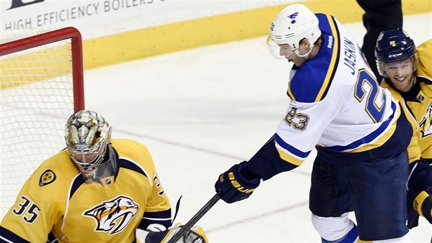 Pekka Rinne z Nashvillu el toku Dmitrije Jakina ze St. Louis.