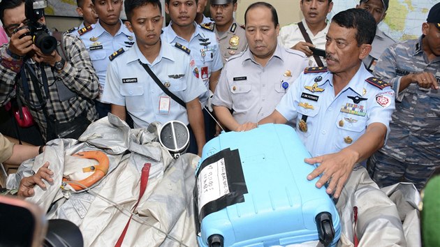 Velitel indonéského letectva Dwi Putranto ukazuje části letadla a zavazadla cestujících. Záchranáři je našli blízko místa, kde se zřejmě zřítil let QZ8501(Indonésie, 30. prosince 2014).