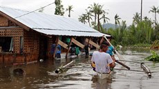 Na jihu Filipín udeila boue Seniang (30. prosince 2014).