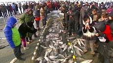 Téměř sto tisíc lidí dorazilo na rybářský festival na jezeře Čcha-kan na...