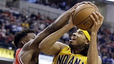 Jimmy Butler (vlevo) z Chicaga blokuje Chrise Copelanda z Indiany.