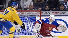 Ruský gólman Ilja Sorokin se pokouší zakročit proti švédskému juniorovi...