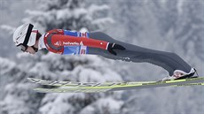 Simon Ammann p�i tréninkovém skoku z m�stku v Ga-Pa.