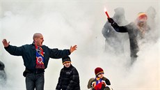 Fanouci fotbalové Sparty se na Silvestrovském derby vytasili s pyrotechnikou.