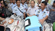 Velitel indonéského letectva Dwi Putranto ukazuje části letadla a zavazadla...