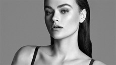 Myla Dalbesio v reklam na spodní prádlo Calvin Klein