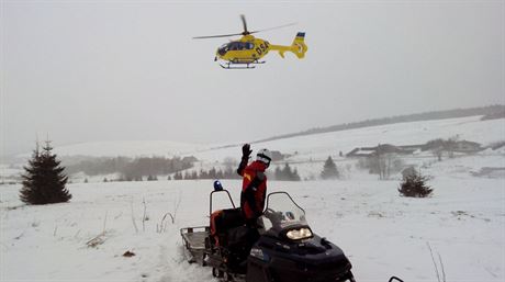 Horsk sluba pevezla zrannou snowboardistku k hotelu Nstup, odtud ji do...