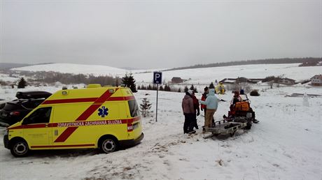 Horsk sluba pevezla zrannou snowboardistku k hotelu Nstup, odtud ji do...