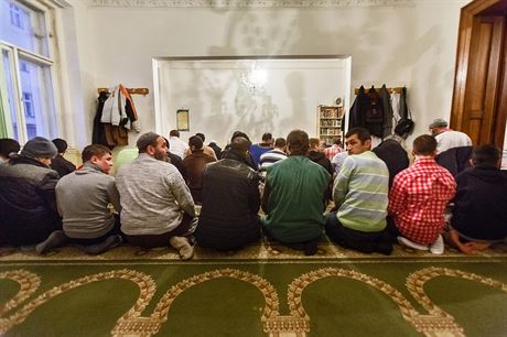 Muslimové se seli na pátení modlitb pi západu slunce v islámském centru...