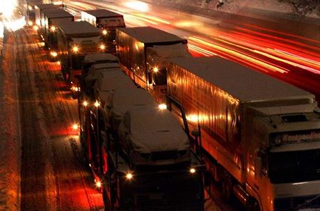 Dva zablokované kamiony na mnoho hodin zastavily provoz na celé dálnici D1 u Vtrného Jeníkova ve smru na Prahu. idii ve vozech nocovali. Ilustraní snímek