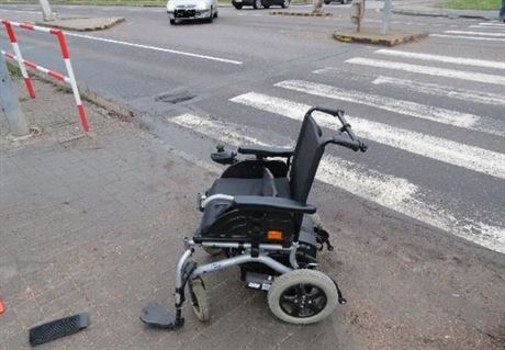 Invalidní vozík, na kterém se ena vydala pes pechod u hradecké fakultní...