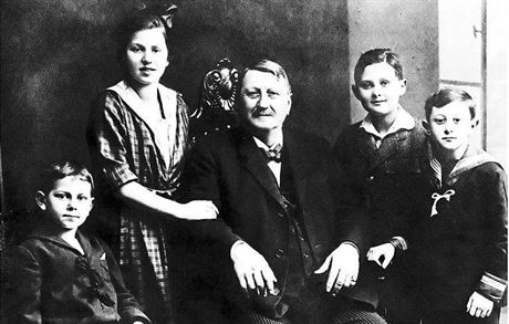 Zakladatel rodinné likérky Zikmund Jelínek se svými vnouaty.