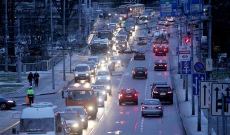 Osobní auta spolu budou schopna v brzké dob komunikovat a upozorovat se napíklad na kolony i nehody.