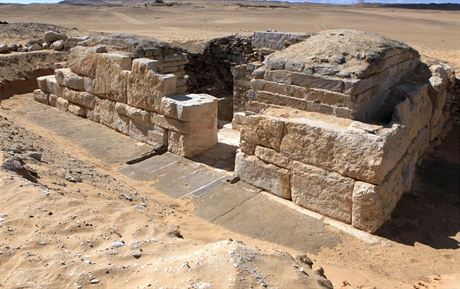 Celkový pohled na hrobku královny Chentkaus III. ze severovýchodu. (4. ledna...