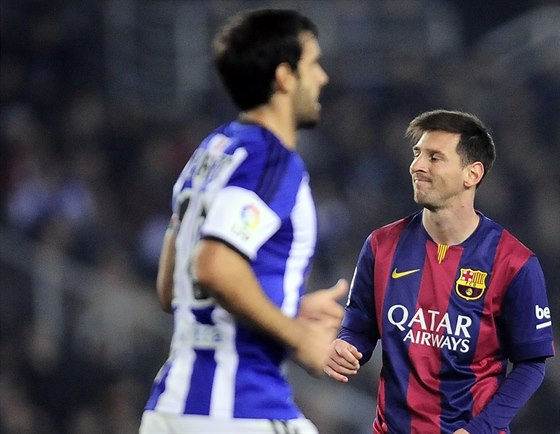 Lionel Messi (vpravo) po promarnné anci na hiti San Sebastianu.