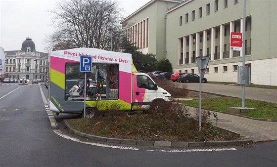Reklamní auto nep�esahuje vyhrazený prostor, majitel za parkování platí, ale za...