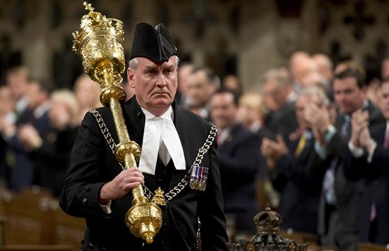 Kevinovi Vickersovi ve stoje tleskají lenové kanadského parlamentu (23. íjna...