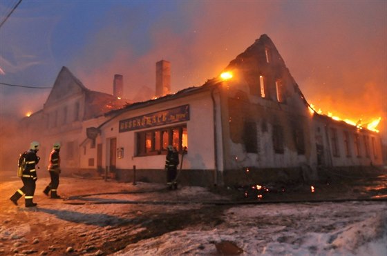 V Bezvěrově na Plzeňsku shořela 4. ledna ráno restaurace. Při příjezdu hasičů...