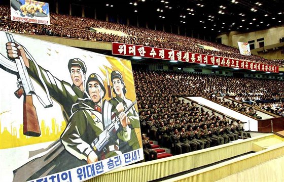 Vojáci, úedníci a obyvatelé Pchjongjangu slaví v metropoli KLDR "úspný"...