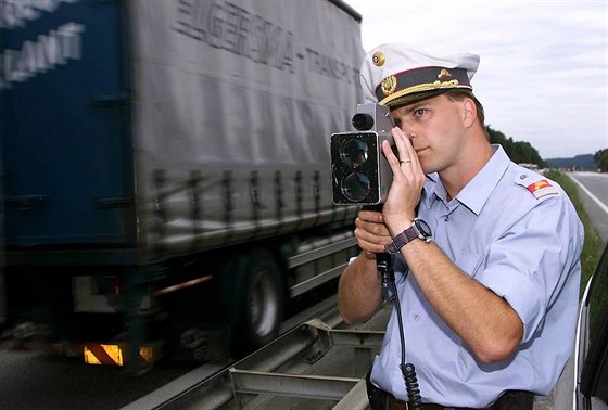 Rakouský dopravní policista pi kontrole rychlosti na dálnici A1 (ilustraní...