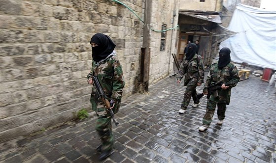 lenky enského Praporu Matky Aji procházejí se zbranmi kolem hradu v Aleppu....