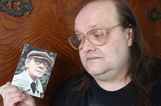 Sběratel autogramů Pavel Herot s kartičkou s věnováním od Josefa Kemra.