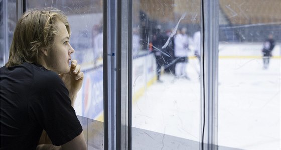 védský hokejista William Nylander sleduje kanadský trénink.