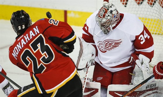 Detroitský branká Petr Mrázek elí anci Seana Monahana z Calgary.