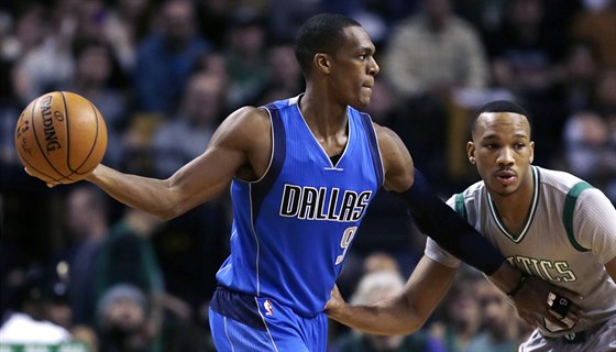 Rajon Rondo z Dallasu pihrává kolem Averyho Bradleyho z Bostonu.