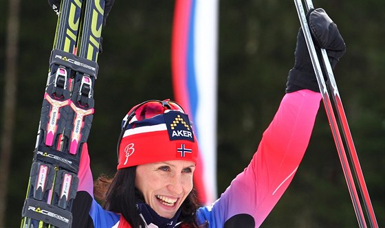 Marit Björgenová se raduje z triumfu v prologu Tour de Ski.