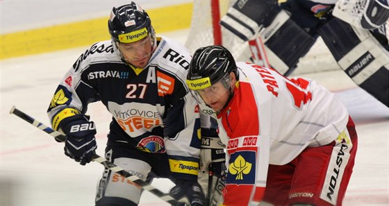 Vtkovick hokejista Peter Hevka (vlevo) v souboji s olomouckm Pavlem...