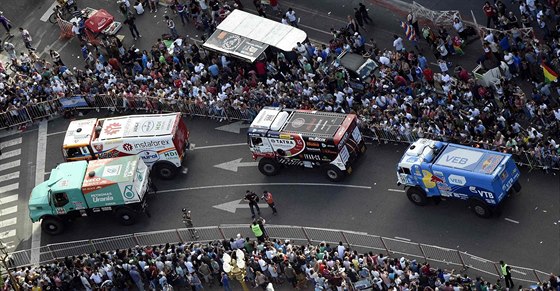 Závodní kamiony v ulicích Buenos Aires. Zleva iveco Hanse Staceyho, man Alee...