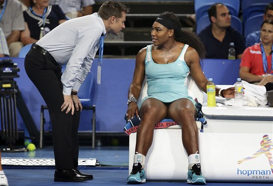 KAFE, PROSÍM! Serena Williamsová poprosila jednoho z poadatel, aby jí bhem...