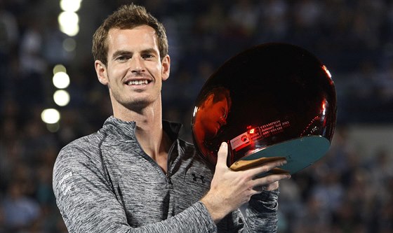 Andy Murray pózuje s trofejí pro vítze exhibice v Abú Zabí