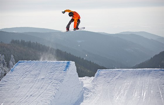 Úastník akce Just Ride! pedvádí trik na skoku.