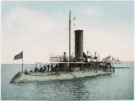 Americká loď pro taranování Katahdin skončila svou kariéru jako cvičný cíl.