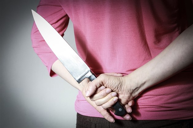 Dcera držela matku kvůli penězům násilím v bytě, nakonec ji bodla nožem