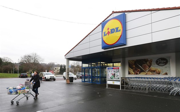 Lidl omezil osvětlení, šetří i další řetězce. Na nákup s baterkou, rýpe zákazník