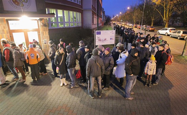 Taková fronta rodi�� stála loni v lednu p�ed 25. Z� ve Chválenické ulici v Plzni.