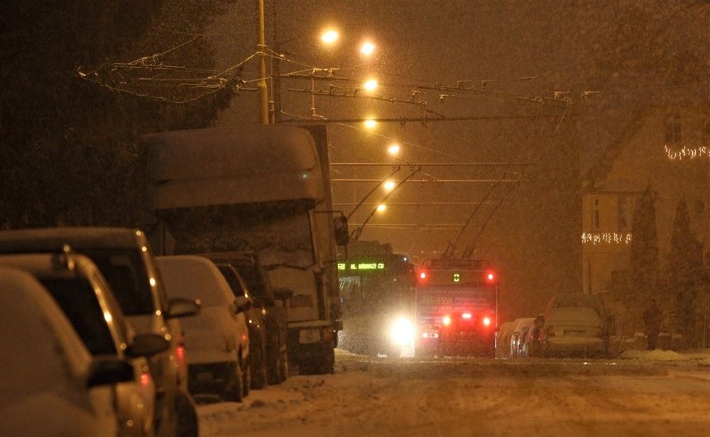 Sníh a ranní doprava v Jihlav.